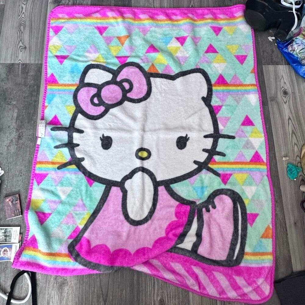 sanrio northwest hello kitty blanket triangle pattern
